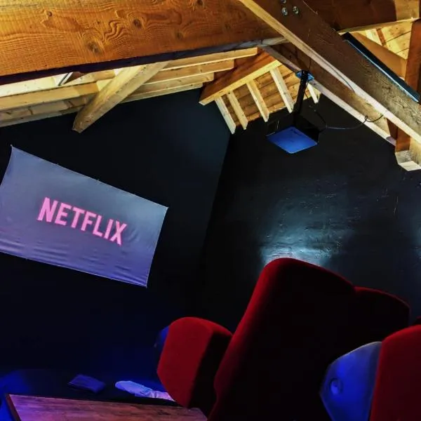 LE COCON l'unique expérience Cinéma room de la Grange Savoyarde 1km du Lac d'Annecy, hotel v destinaci Lathuile