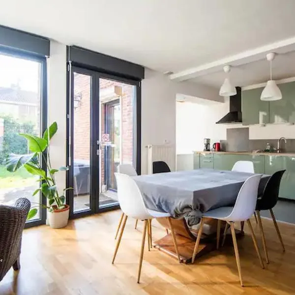 Maison à l'orée du BOIS CITADELLE de LILLE avec TERRASSE en plein sud PROCHE DE TOUTES COMMODITES à la porte de LILLE, hotel a Lambersart