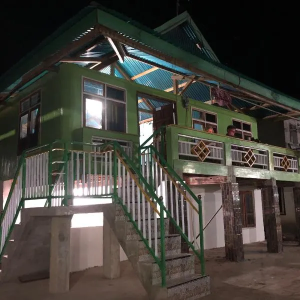 Dua Putri Komodo Homestay, hotel v destinaci Komodo