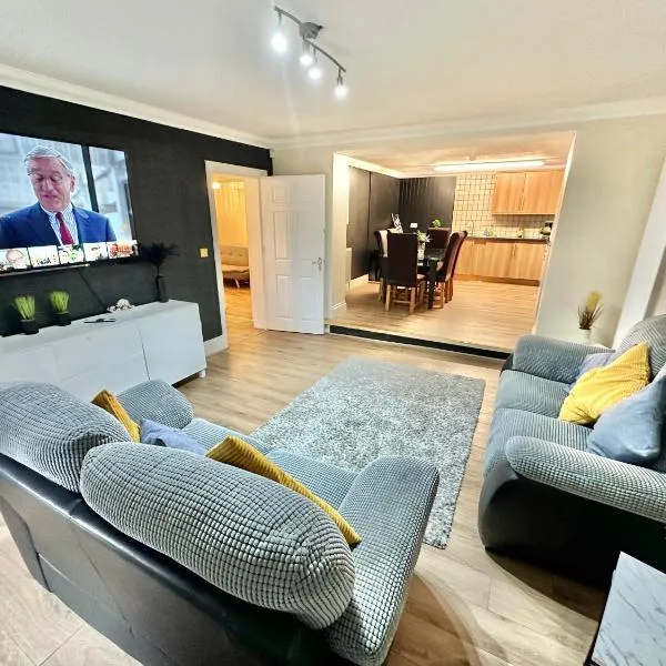 Glen Fern Lodge - Garden Apartment with Parking - Heart of Bournemouth Town Centre - Close to Beach - Darts and Table Football - Sleeps 11, hotel v destinaci Bournemouth