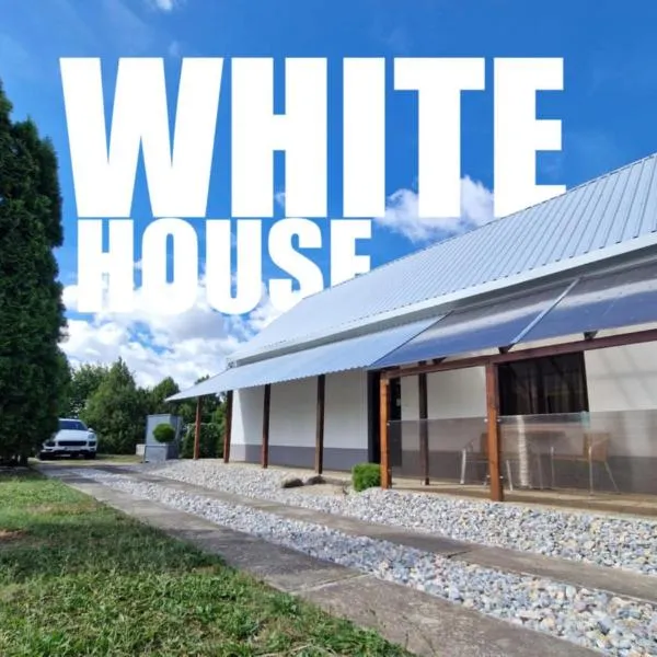 White Party House, hotel in Veľké Kosihy