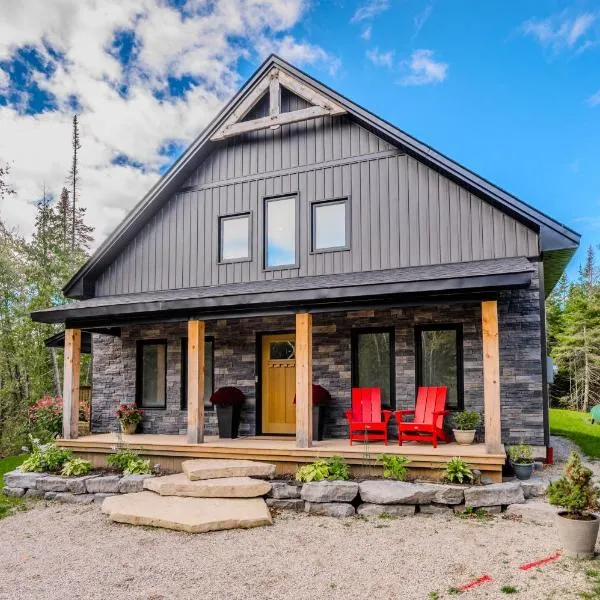 Cozy Retreat w Hot Tub Bruce Peninsula, hotel en Stokes Bay