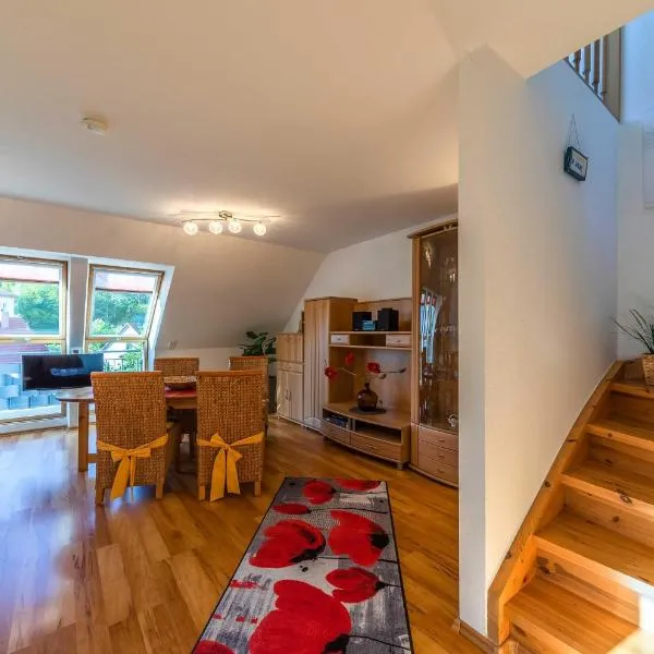 Seeuferblick - Komfortable 2-Etagen-Wohnung für 4 Personen an der Müritz, hôtel à Waren