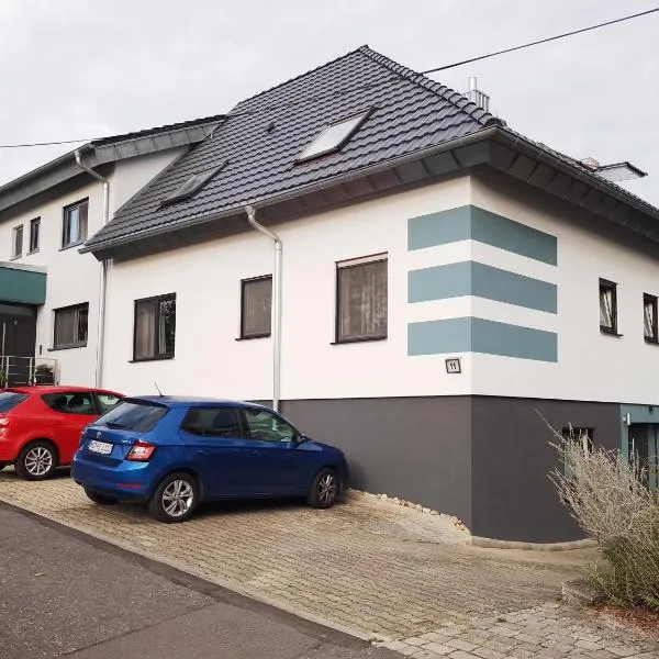 moderne Ferienwohnung mit Balkon, hotel en Assamstadt