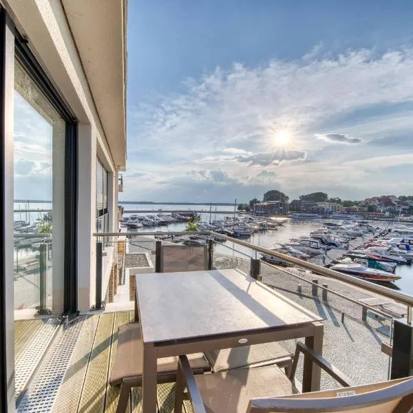 Müritz Utkiek - Apartment mit Seeblick & Balkon in der Hafenresidenz, hotel v destinaci Waren