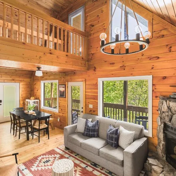 Mountain Retreat HotTub Pool PingPong Fireplace, hotel in Sevierville