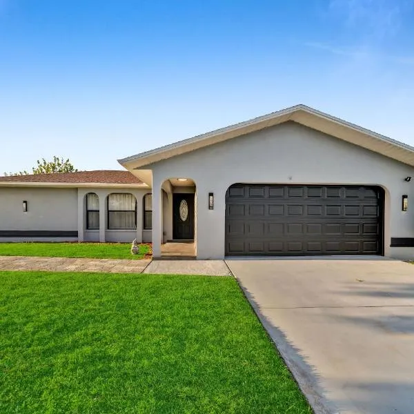 House With Pool, hotel u gradu 'Cape Coral'