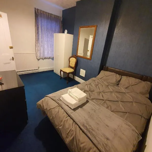 Cosy Double Room in Monton Village - Eccles Manchester, hotel v Manchesteru