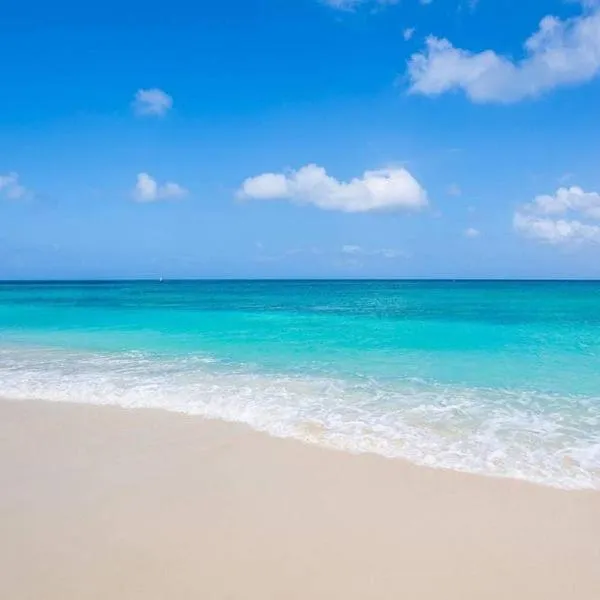 Beach Living at Island Pine Villas (BLJ), hotel a George Town