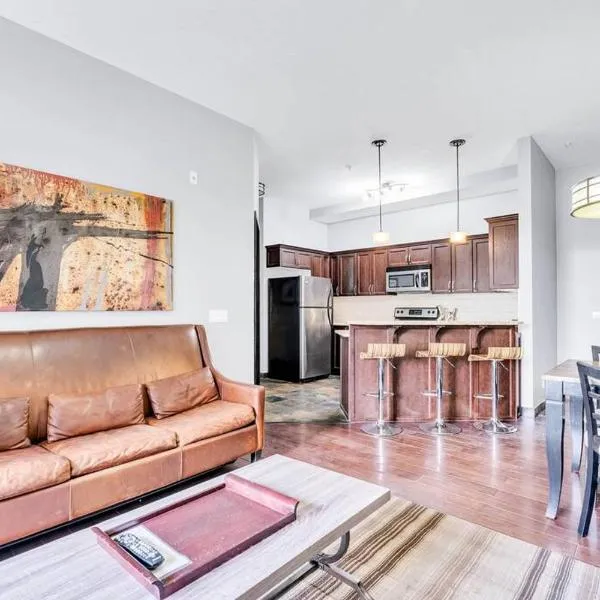 Mountain Getaway in Canmore - Sleeps 6 - Pool & Hottub, hotel v destinaci Canmore