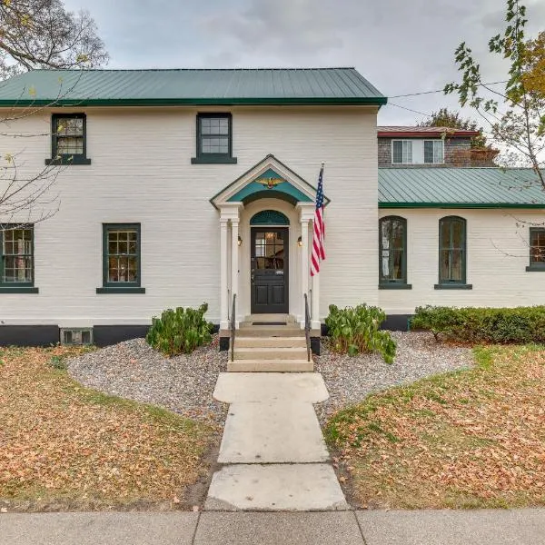 Charming Home: 3 Blocks to Winona State University, מלון בווינונה