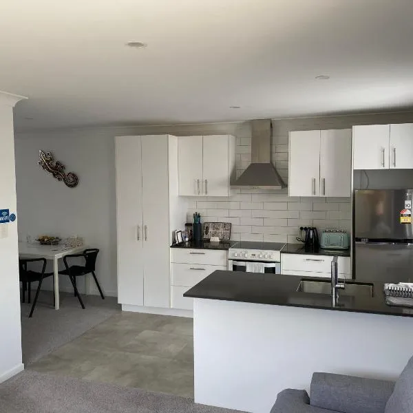 2BD Family or Couple Guesthouse Upstairs near Turf club, HOTA in Bundall, hotel Gold Coastban