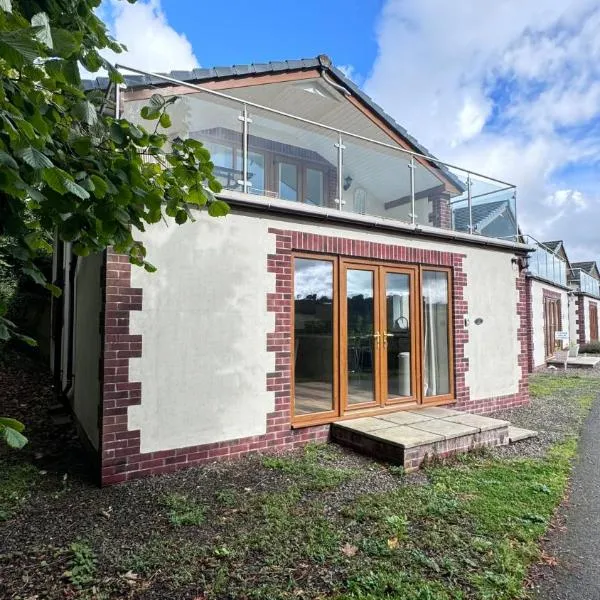 Tranquil North Devon Lodge - 2BR, Countryside Views & Pool, High Bickington close to Umberleigh, Barnstaple, Bideford & Westward Ho, hotel in High Bickington