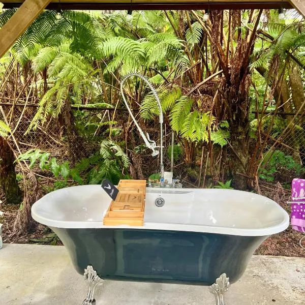 Romantic Retreat, Relax at Hot-tub, Indoor & Outdoor shower, firepit, 5 min to Hawaii Volcano park, hotel v destinaci Volcano