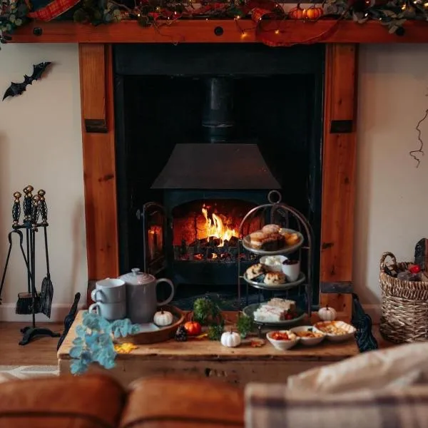 4 Scenic Stone Cottage with BBQ Hut & Garden in Brecon Beacons National park, hotel in Pont Sticill