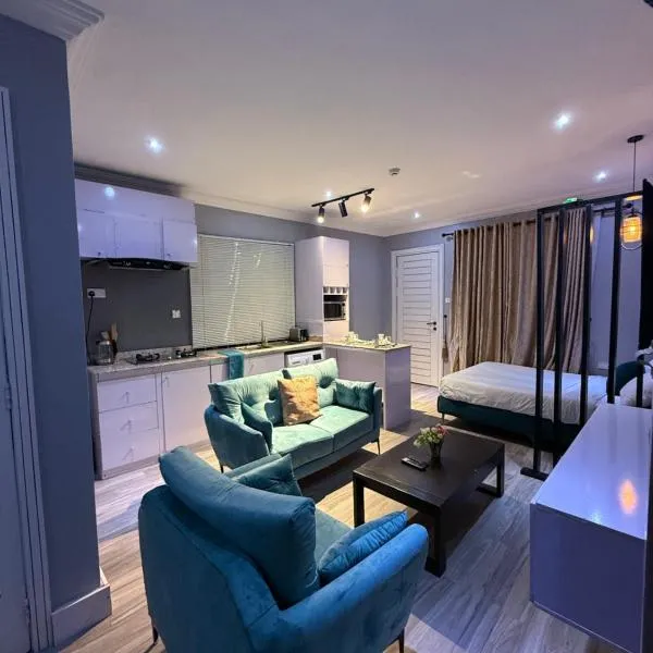 Balcony Teal Snug Open-Plan Studio Unit in Lekki Phase 1-Netflix, Wi-Fi, 24-7 Light, Washer, Kitchen, hotel v destinaci Lagos