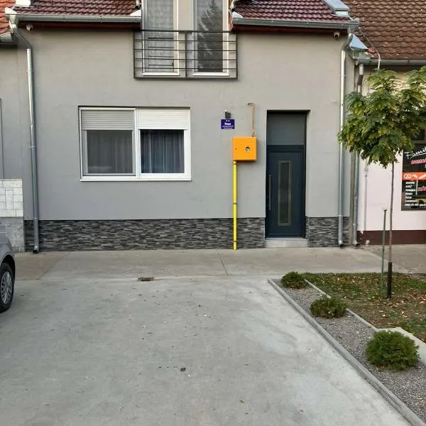 Villa Premium, hotel u gradu Ada