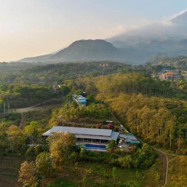 Royal Hotel and Outbound Trawas, hotel v destinaci Trawas