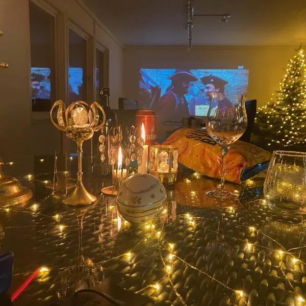 Sjöutsikt, Röd trästuga med traditionellt yttre Skandinavisk, modernt inre och alla bekvämligheter, Sol hela dagen på stora altanen, Tryggt, Vinterbonat, Fiske, Båt, hotel v destinaci Skinnskatteberg