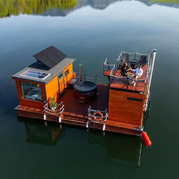 AQUACHILL houseboat & wellness, hotel in Liptovský Trnovec