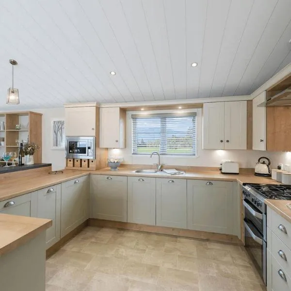 Thurston Manor Superior Oak Lodge Sleeps 4 1, hotel in Dunbar