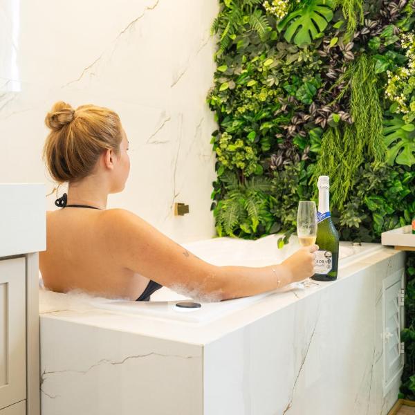 Conforto e Estilo Vista para o Mar Hidromassagem Wi-Fi Ar Condicionado Vaga Privativa e a Passos da Praia - Foto 3