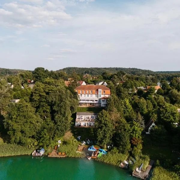 Strandhotel Vier Jahreszeiten Buckow, hotel v destinaci Buckow