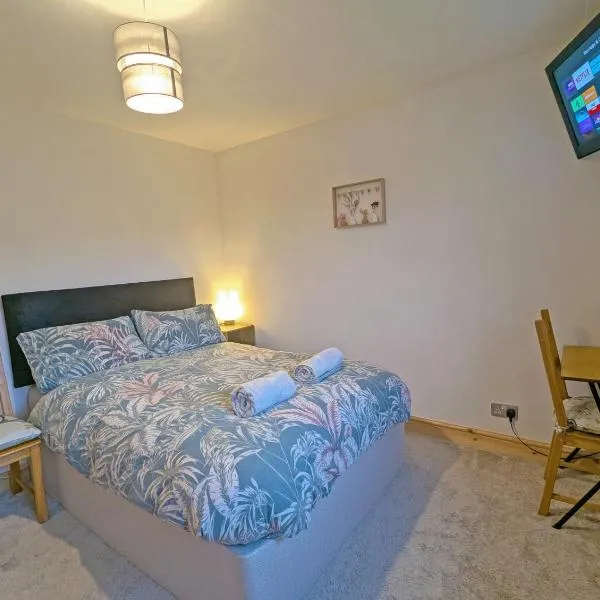 Double Room, Large TV, With Great Transport Links, hotel in Bolton