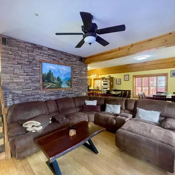 Cabin 7 sleeps 8 BEAUTIFUL BOULDER BAY, BIG BEAR, hotel v destinaci Big Bear Lake