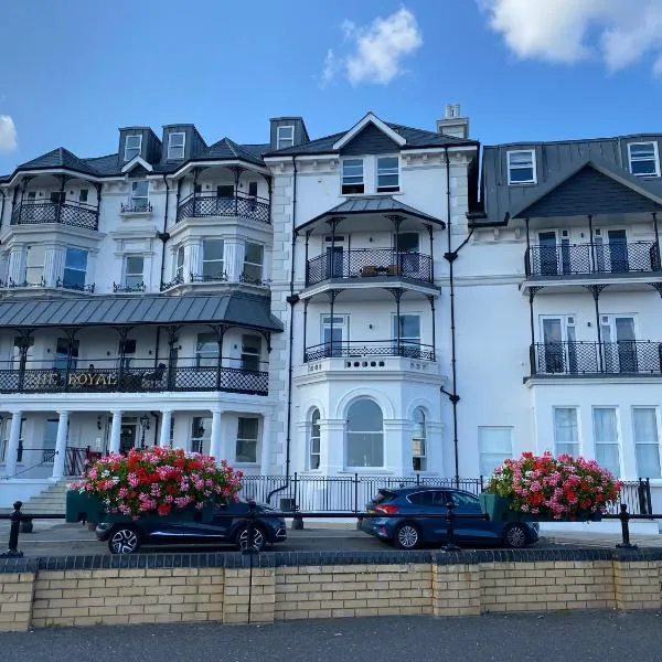 One Double bedroom with en-suite bath and shower and a separate toilet at the Royal - Homestay not Hotel, ξενοδοχείο σε Μπόγκνορ Ρέτζις