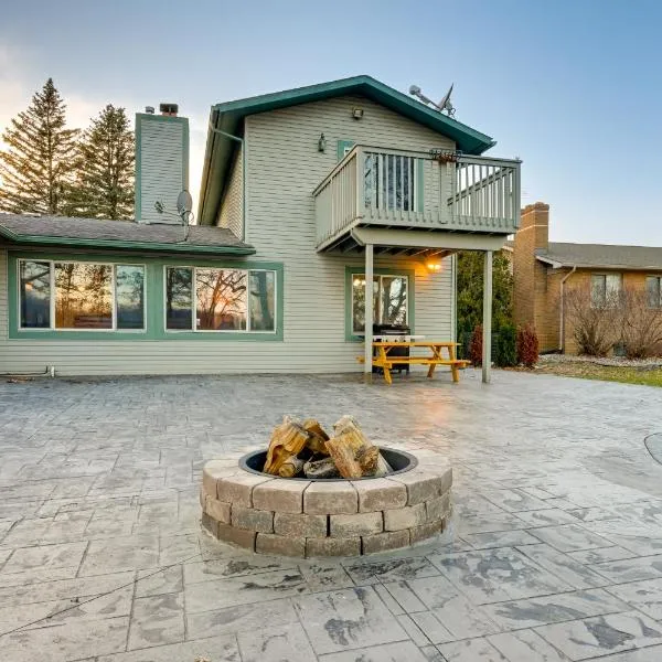 Lakefront Hartland Cottage with Patio and Fire Pits!, hotel in Hartland