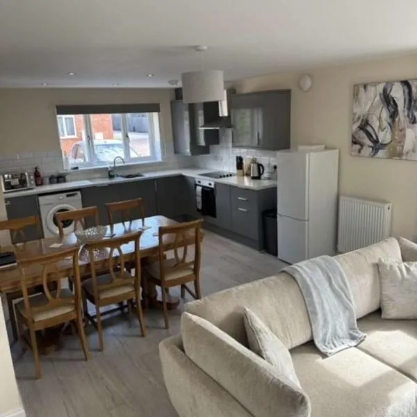 Newark area - modern 3 bedroom semi with free off road parking for 2 vehicles, hotel in Balderton