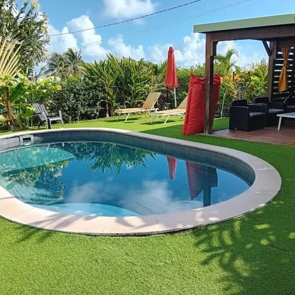 Au cœur du papillon piscine collective en famille، فندق في Goyave