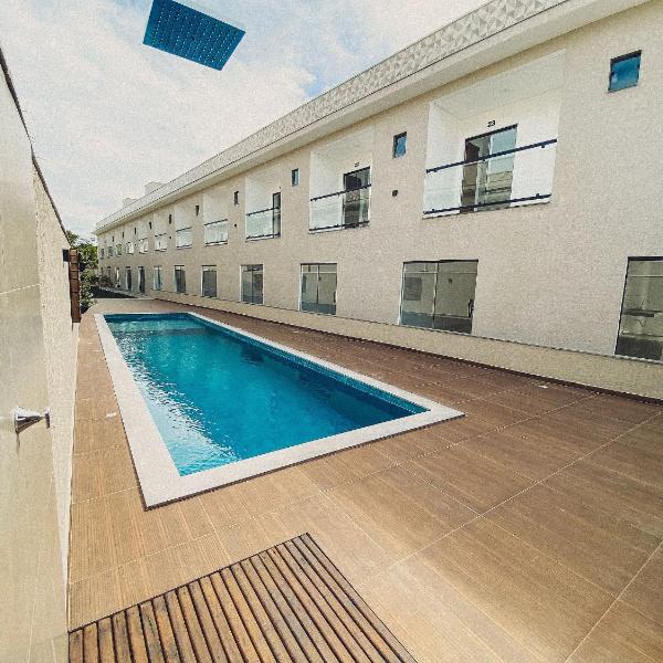Casas Duplex todas com 3 suiítes ambas com ar condicionado, varanda, internet e churrasqueira privativa no Residencial Jardins de Taperpuã 2 codomínio a poucos metros da Praia de Taperapuã, com piscina e área gourmet.