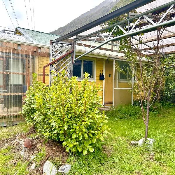 Alpine House, Holiday Home, Sleeps 6, Super Cosy, 4 beds, hotel in Otira