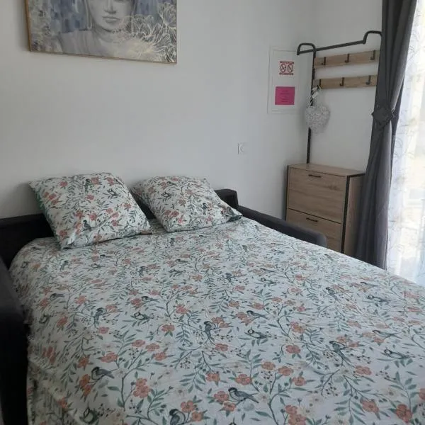 studio indépendant, hotel in Rochefort