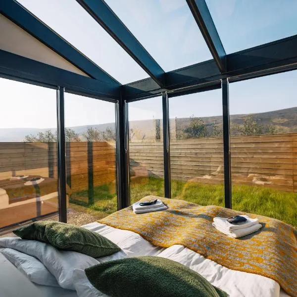Glass roof lodge with private hot tub, hotel v destinaci Reykholt