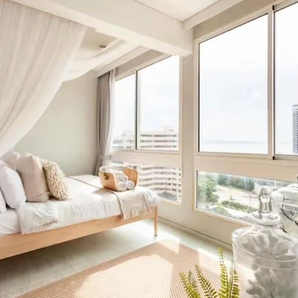 Family Sea view 2Bedroom พร้อมครัว ติดทะเล at Veranda Pattaya, hotel v destinaci Na Jomtien
