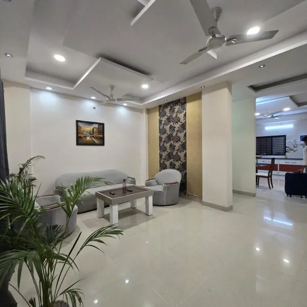 Satyabhama HomeStay-Pearl-Luxury two BHK Appartment, hotel v destinaci Indaur