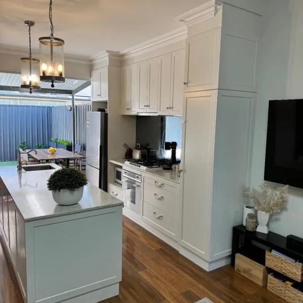 Beautifully renovated maisonette, hotel a Glenelg