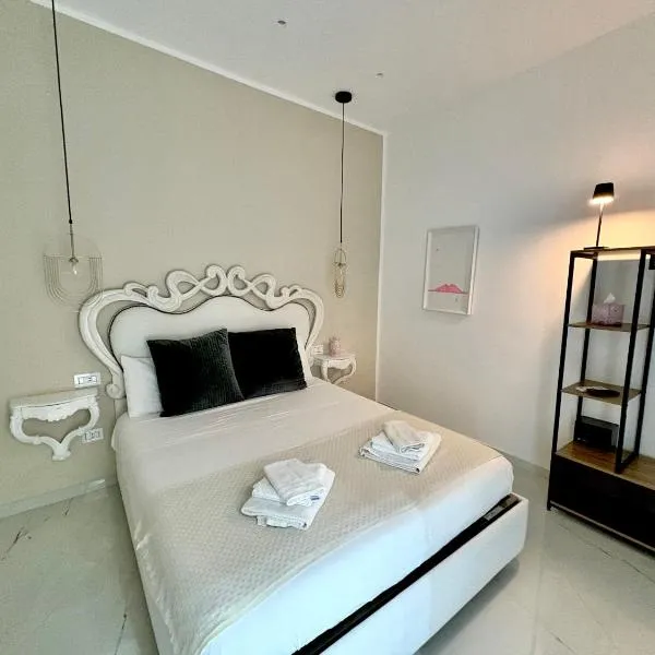 Maison Santa Lucia، فندق في نابولي