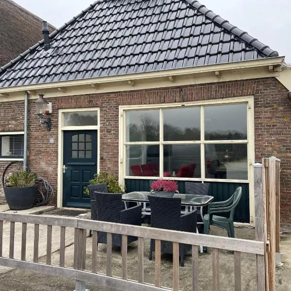 Fijne woning op hippische accommodatie aan de rand van Dokkum, hotel v destinaci Dokkum