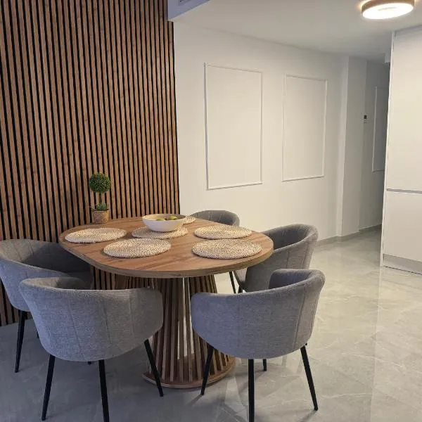 Premium Apartment 8 pers with a rooftop swimming pool and sea views - 3 min Playa de Cura, khách sạn ở Torrevieja