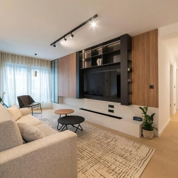Optima Deluxe - Spacious 2BR - Private Garage、ザグレブのホテル