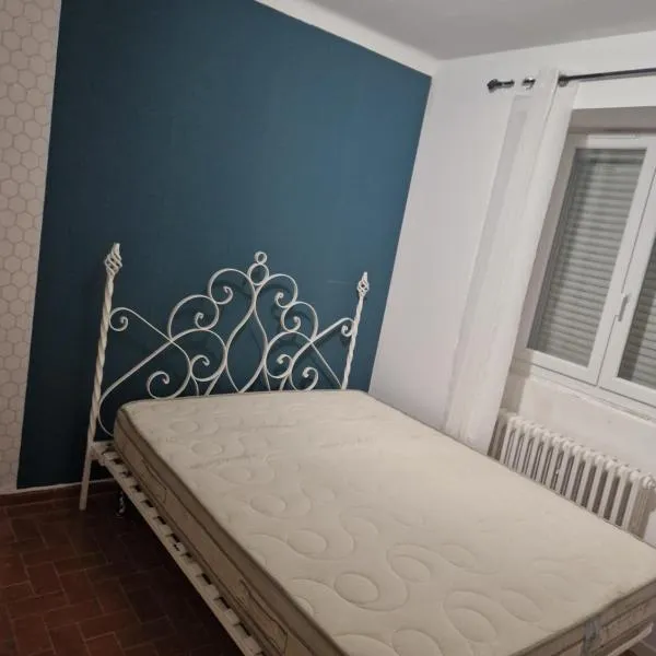 Une chambre – hotel w mieście Bédarrides