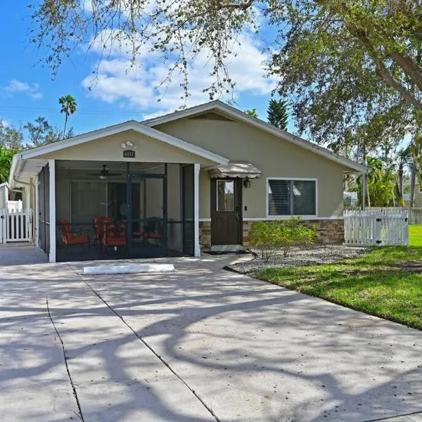 Bradenton Escape with Private Heated Pool, hotel in Bradenton