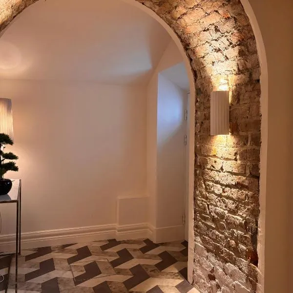 Luxurious 2 bedroom apartment with sea view in Monkstown、ブラックロックのホテル