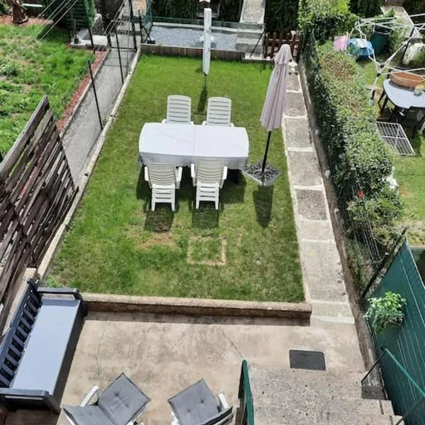 Maison touristique à Bouillon avec jardin, מלון בבויון