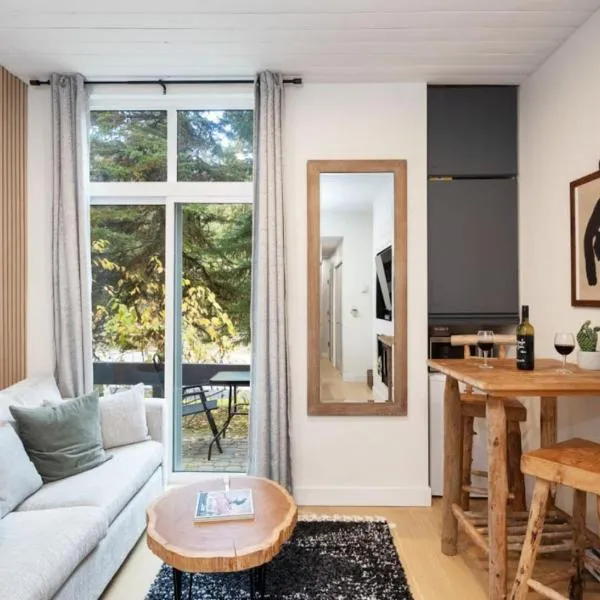 Cozy Cabin Vibes at Glacier Lodge, hotel in Whistler
