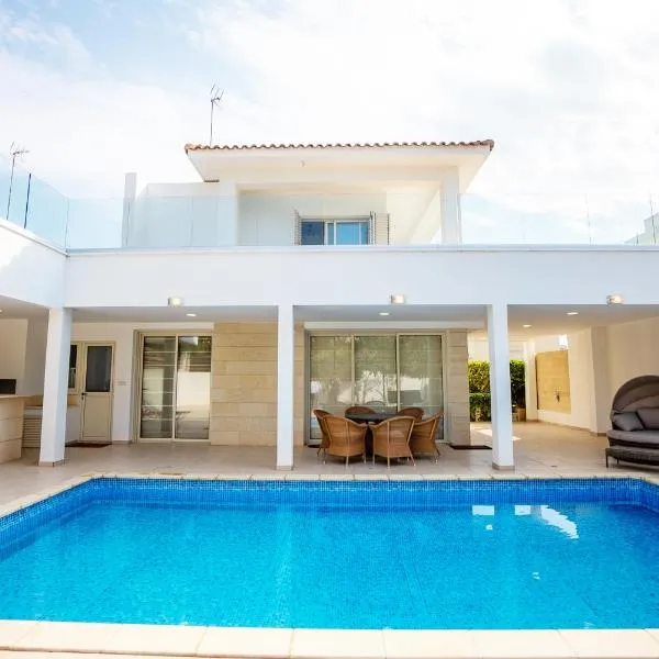 Beachfront Villa Larnaka Dhekelia with Pool, hotel v destinaci Pyla